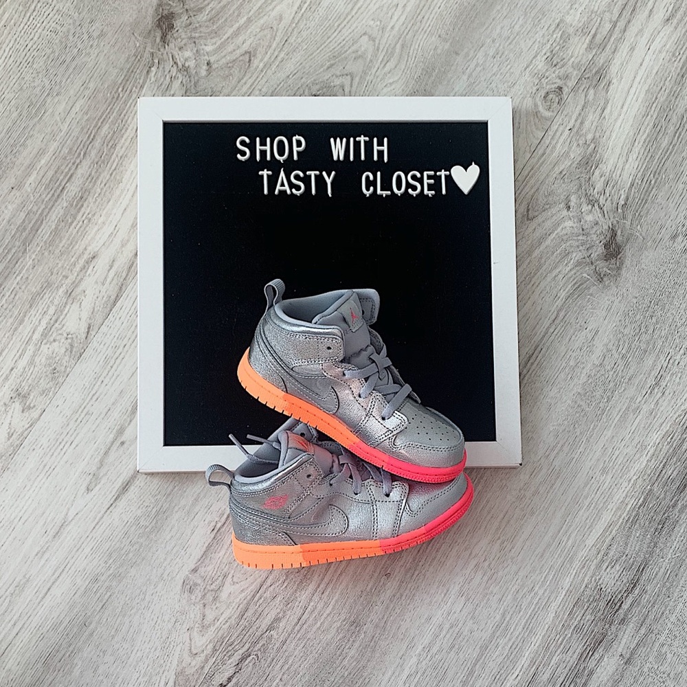 Nike toddler’s air jordan 1 mid sneakers - Picture 2 of 8